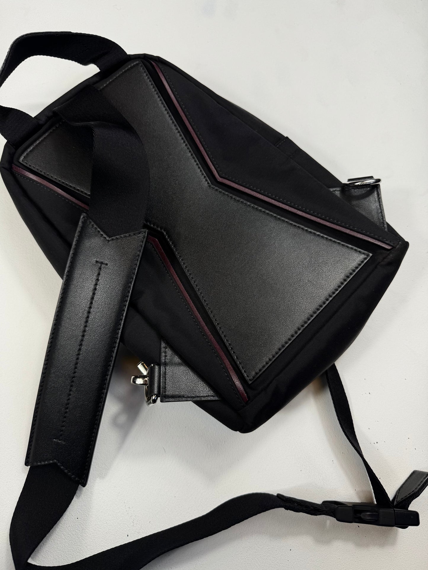 Givenchy Sling-Bag Torba (33/23/10)