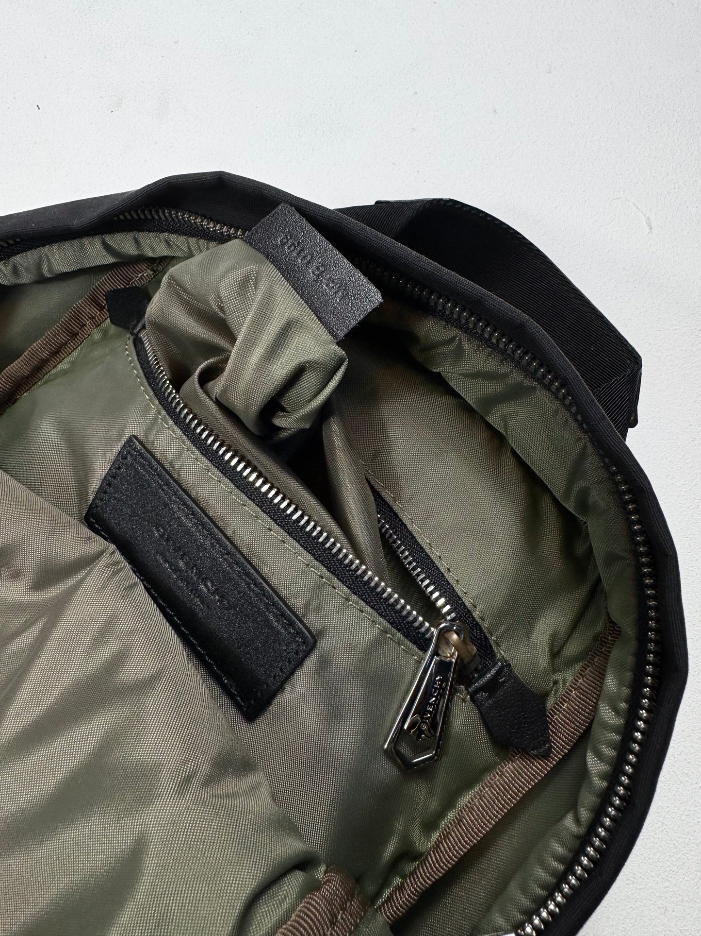 Givenchy Sling-Bag Torba (33/23/10)